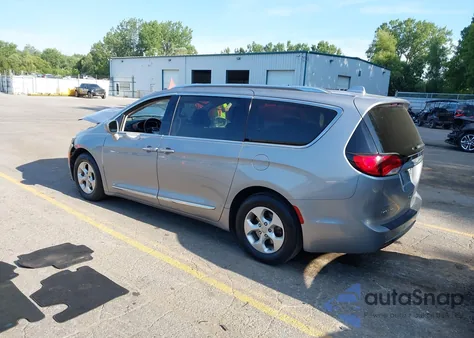 2017 Chrysler Pacifica Touring-L Plus z USA, uszkodzony, nr VIN 2C4RC1EG2HR511883